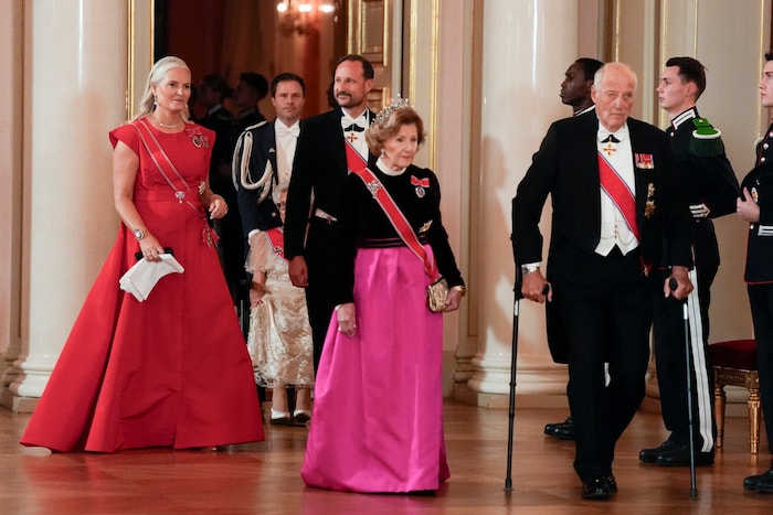 Das norwegische Königspaar König Harald und Königin Sonja mit Kronprinz Haakon und ...