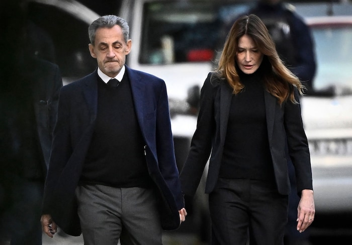 Sarkozy wurde von seiner gesamten Familie ins Gefängnis begleitet. Seine verzweifelte Frau Carla ...