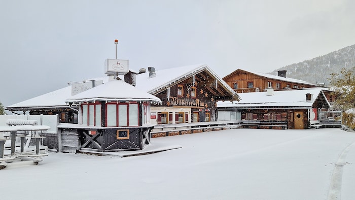 Die Wilderer Alm ist eingedeckt in eine Schneedecke.