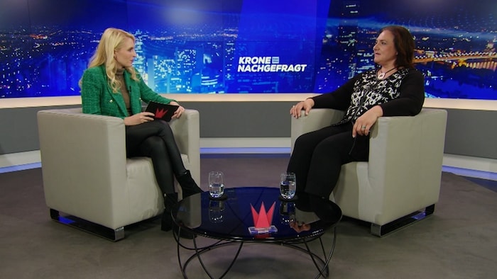 krone.tv-Moderatorin Jana Pasching im Talk mit Christiane Pabst, Chefredakteurin des ...