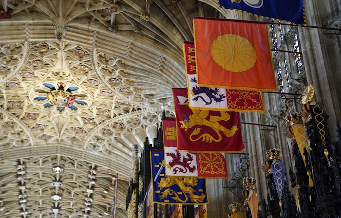 Banner in der St. George’s Chapel – im Vordergrund jene des japanischen Kaisers