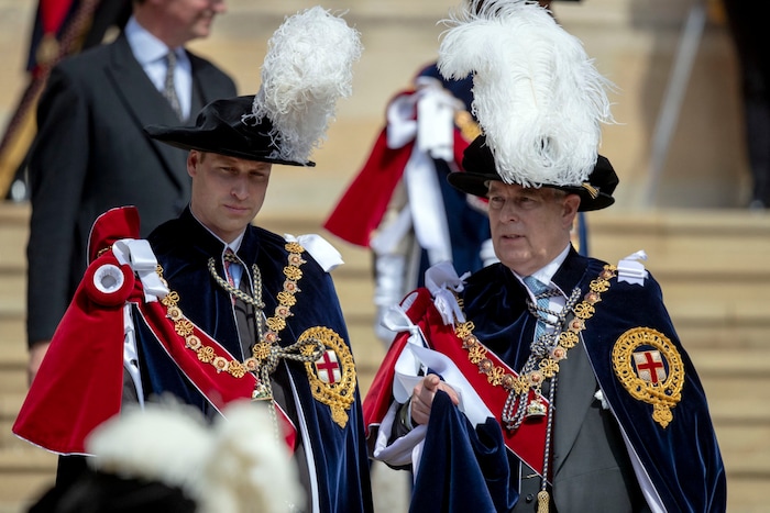 Prinz William und Prinz Andrew bei einer Zeremonie des Hosenbandordens