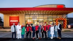Das PENNY Team freut sich über die brandneue PENNY Filiale