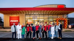 Das PENNY Team freut sich über die brandneue PENNY Filiale
