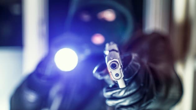 Alle drei Täter waren mit Revolvern bewaffnet (Symbolbild).