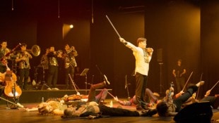 Die Musiker des Limitless Orchestra und Geiger Aleksey Igudesman (stehend) musizieren mit vollem ...