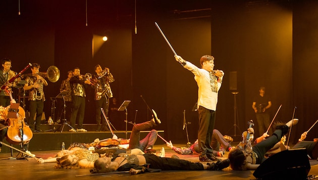 Die Musiker des Limitless Orchestra und Geiger Aleksey Igudesman (stehend) musizieren mit vollem ...