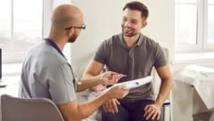 Auch junge Männer sollten sich regelmäßig untersuchen lassen.