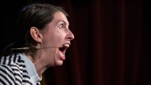 Wut mit Witz: Kabarettistin Chrissi Buchmasser feierte im Theatercafé Premiere ihres neuen ...