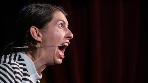 Wut mit Witz: Kabarettistin Chrissi Buchmasser feierte im Theatercafé Premiere ihres neuen ...