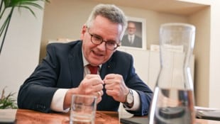 Der „alte“ blickt dem „neuen“ Ersten Landtagspräsidenten über die Schulter.
