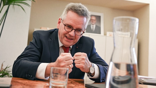 Der „alte“ blickt dem „neuen“ Ersten Landtagspräsidenten über die Schulter.