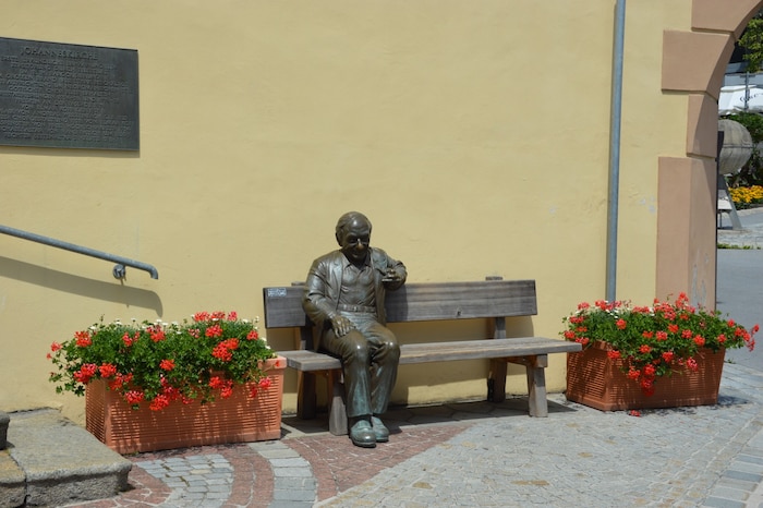 Die Bronze-Skulptur von Hermann Gmeiner auf dem Bankerl vor der Johanneskirche in Imst wurde ...