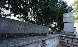 Eine Büste von Hermann Gmeiner im Hermann-Gmeiner-Park in Wien