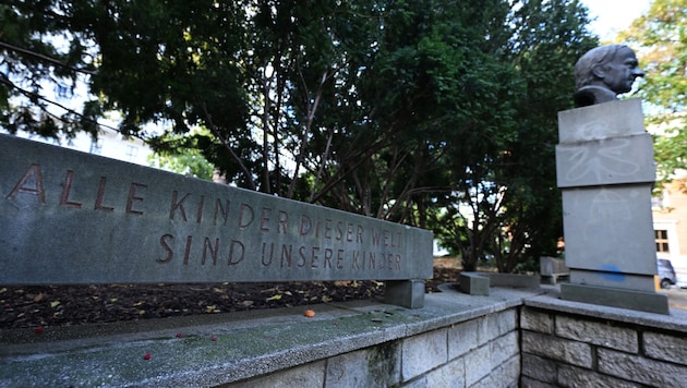 Eine Büste von Hermann Gmeiner im Hermann-Gmeiner-Park in Wien