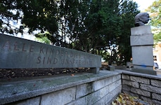 Eine Büste von Hermann Gmeiner im Hermann-Gmeiner-Park in Wien