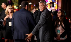 Huch, grapscht George Clooney hier etwa Adam Sandler auf den Po? 