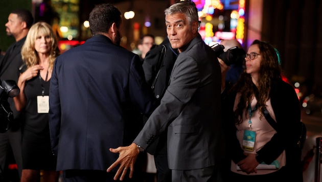 Huch, grapscht George Clooney hier etwa Adam Sandler auf den Po?