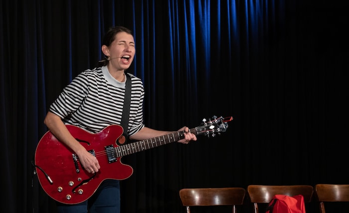 Chrissi Buchmasser textet Lieder um...