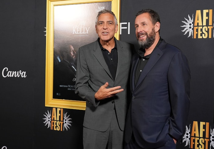 George Clooney und Adam Sandler waren bei der „Jay Kelly“-Premiere in Los Angeles gut gelaunt.