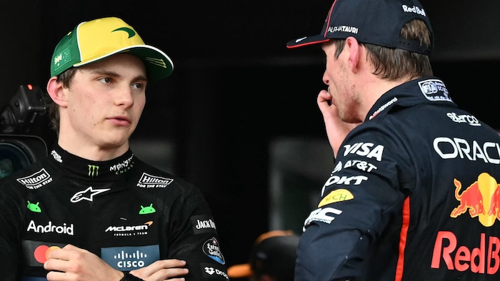 Oscar Piastri (li.) und Max Verstappen