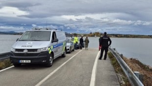 Policie CZ Der Wagen mit den beiden Toten wurde am Mittwoch in rund zwei Metern Wassertiefe im ...