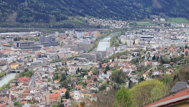 Für junge Menschen ist es sehr schwer, in Innsbruck eine Wohnung zu ergattern. Das nutzen ...