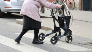 Gerade für ältere Menschen ist es gesundheitsfördernd, regelmäßig zu Fuß zu gehen. 