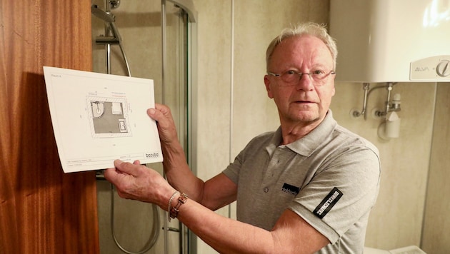 Walter H. mit dem Grundriss seines Badezimmers, das kaum zwei Mal zwei Meter misst.