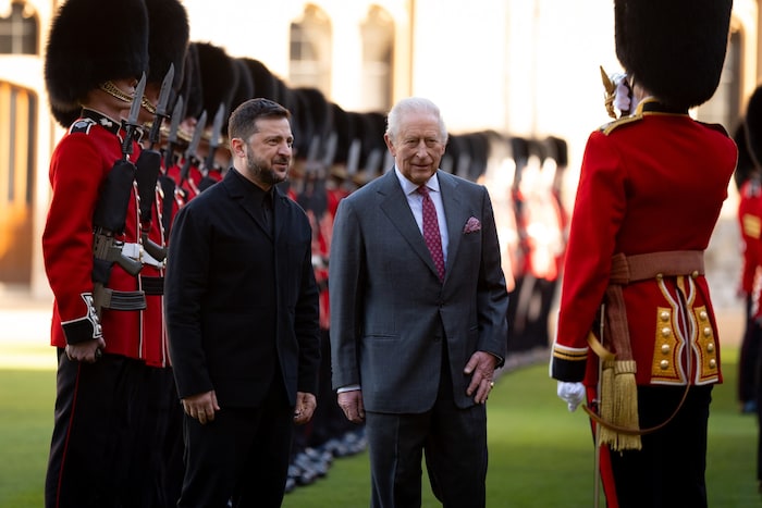 Selenskyj und Charles schritten am Freitag zusammen die Ehrengarde vor dem Schloss Windsor ...