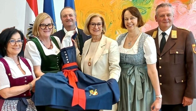 Neue NÖ-Feuerwehrtracht: Ein gemeinsames Werk von Dietmar Fahrafellner und Elfi Maisetschläger.