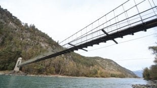 Auf einer Länge von beinahe 110 Metern überspannt die Fußgängerbrücke bei Stams den Inn.