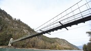 Auf einer Länge von beinahe 110 Metern überspannt die Fußgängerbrücke bei Stams den Inn.