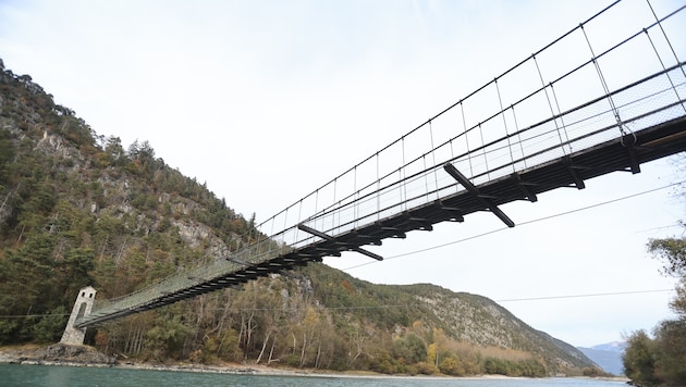 Auf einer Länge von beinahe 110 Metern überspannt die Fußgängerbrücke bei Stams den Inn.