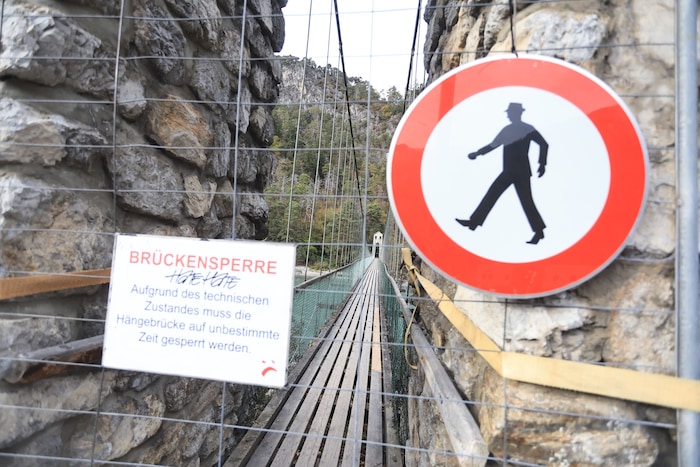 MIt Gittern ist der Zutritt zur Brücke versperrt.