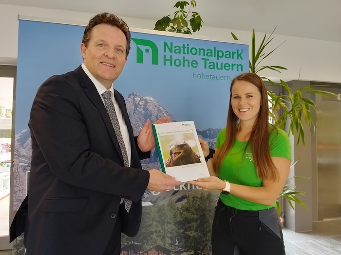 Steinadlerpraktikantin Jessica Fuchs vom Nationalpark Hohe Tauern überreichte Landesrat René ...
