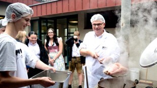 Sauschädl-Essen: Neben der Fleischzerlegung- und verarbeitung bot der besondere „Tag der offenen ...