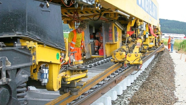Die Schienenwartungen finden zwecks Planbarkeit zu fixen Zeiten auf 15 Strecken statt – laut ÖBB ...