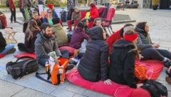 Am Freitagnachmittag haben am Dornbirner Marktplatz viele Frauen symbolisch die Arbeit ...