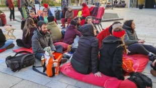 Am Freitagnachmittag haben am Dornbirner Marktplatz viele Frauen symbolisch die Arbeit ...