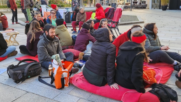 Am Freitagnachmittag haben am Dornbirner Marktplatz viele Frauen symbolisch die Arbeit ...
