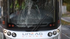 Die Frontscheibe der Straßenbahn wurde bei dem Unfall schwer beschädigt.