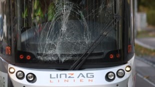 Die Frontscheibe der Straßenbahn wurde bei dem Unfall schwer beschädigt.
