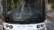 Die Frontscheibe der Straßenbahn wurde bei dem Unfall schwer beschädigt.