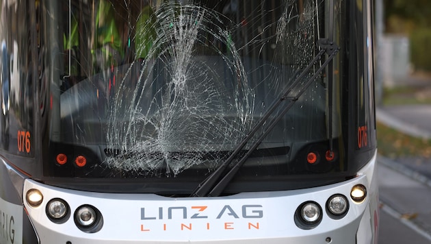 Die Frontscheibe der Straßenbahn wurde bei dem Unfall schwer beschädigt.