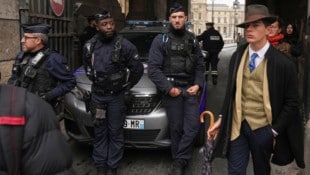 Kein KI-Bild: Ein Mann posierte neben der Pariser Polizei im Innenhof des Louvre und heizt damit ...