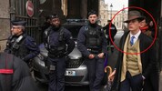 Kein KI-Bild: Ein Mann posierte neben der Pariser Polizei im Innenhof des Louvre und heizt damit ...