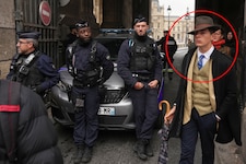 Kein KI-Bild: Ein Mann posierte neben der Pariser Polizei im Innenhof des Louvre und heizt damit ...