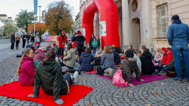 Sitzstreik für Frauenrechte mit roten Decken und Polstern