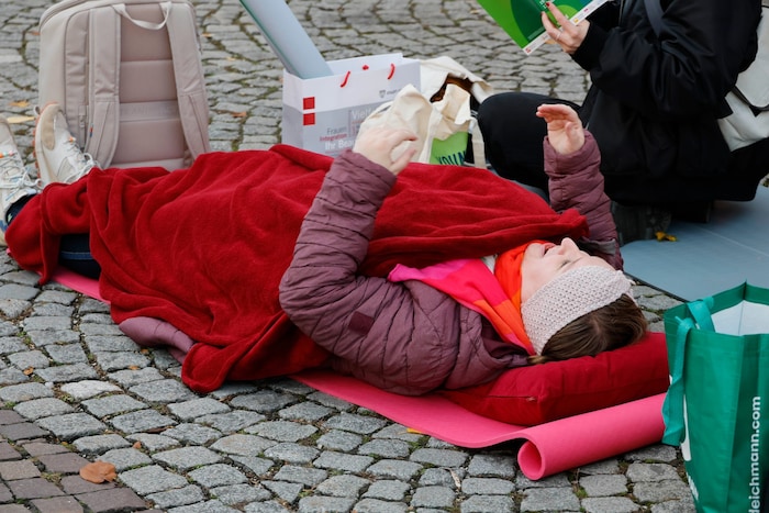 Ungewöhnlicher Anblick: Frauen legten sich auf den Asphalt hin.